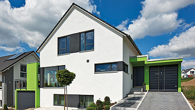Außenansicht eines modernen Einfamilienwohnhauses mit grünen Farbakzenten