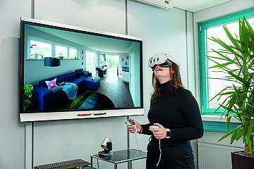 Frau mit VR-Brille schaut sich im virtuellen Raum um