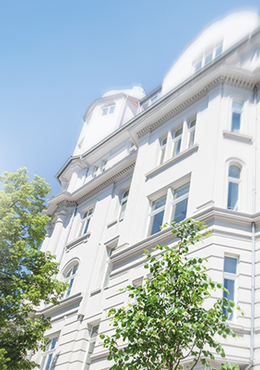 sanierte Hausfassade im Wohngebiet