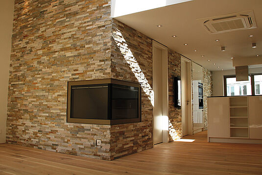 Renovierter Wohnraum mit Kamin