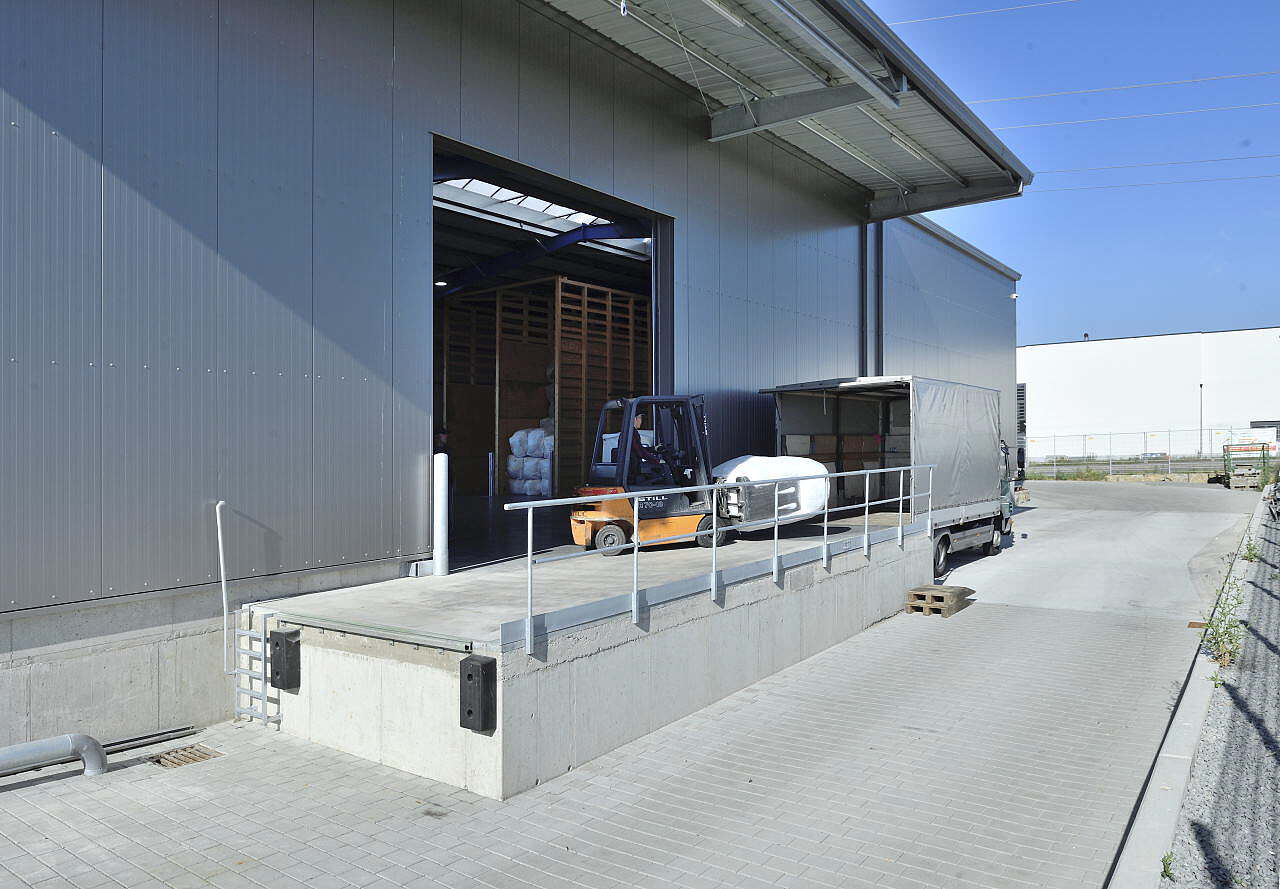 Stahlhalle mit eingebautem Büro Laderampe der Firma Gras und Sigloch GmbH u. Co KG