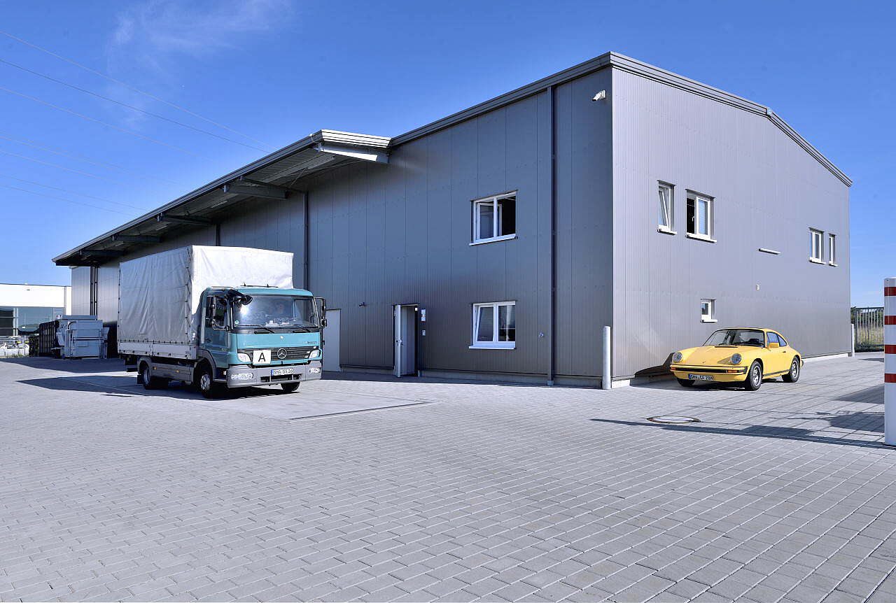Stahlhalle mit eingebautem Büro Stahlhalle mit eingebautem Büro der Firma Gras und Sigloch GmbH & Co KG