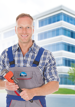 Handwerker vor Bürogebäude