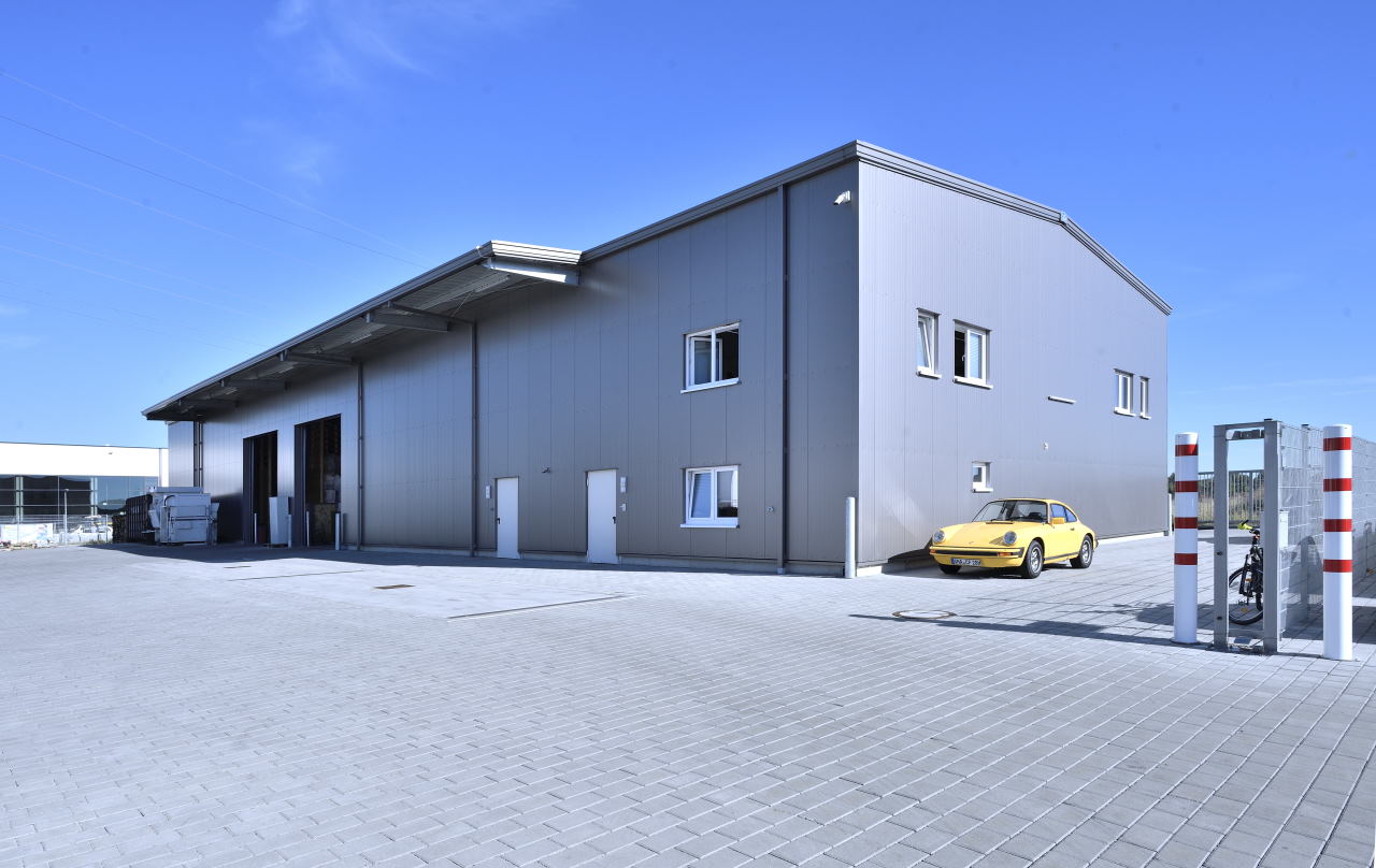 Stahlhalle mit eingebautem Büro der Firma Gras und Sigloch GmbH u. Co KG